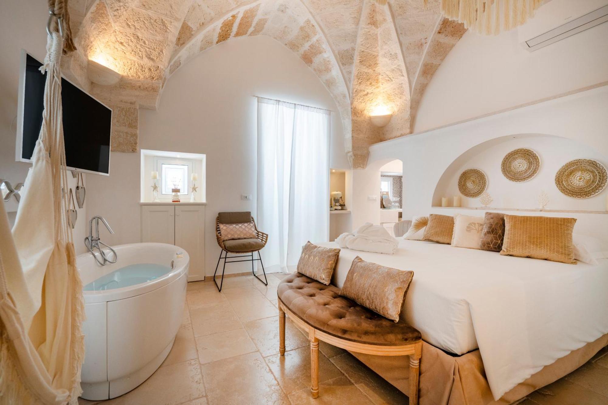 Apulia Charming Suites - Casa Rossa Suite Perla E Suite Corallo Савеллетри Экстерьер фото